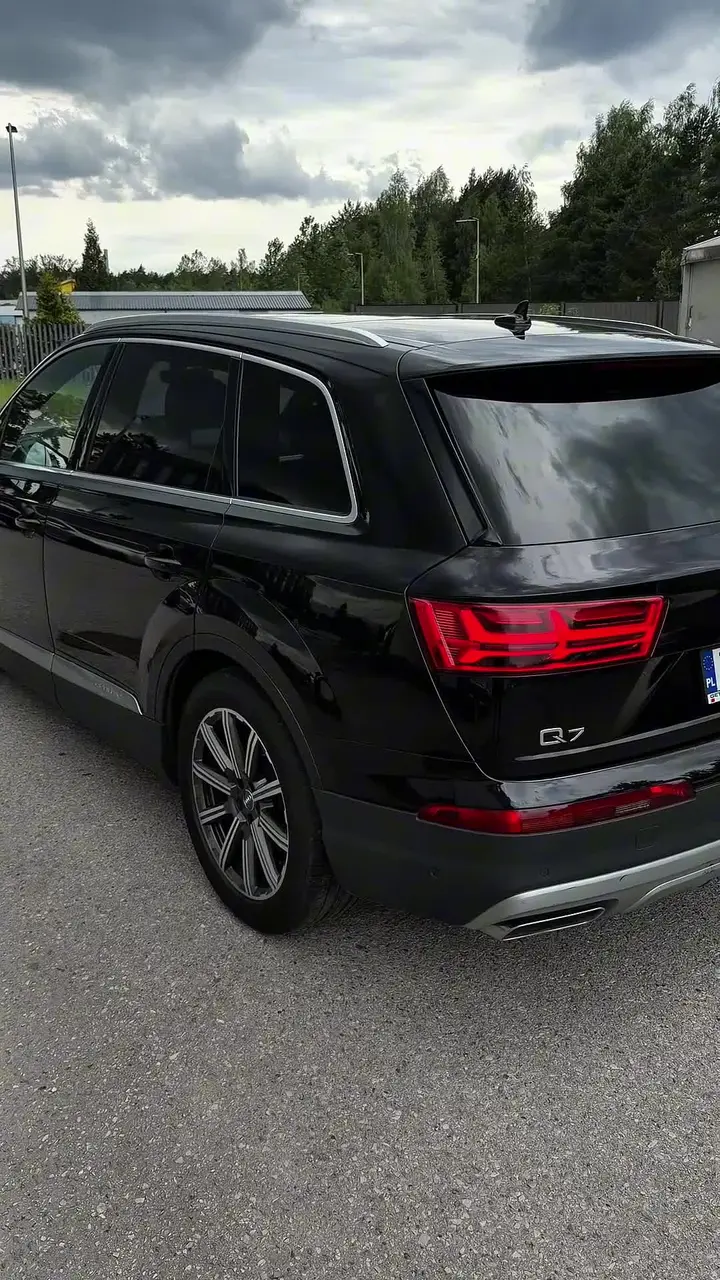 Czarny SUV z głębokim połyskiem lakieru po detailingu, ujęcie z tyłu