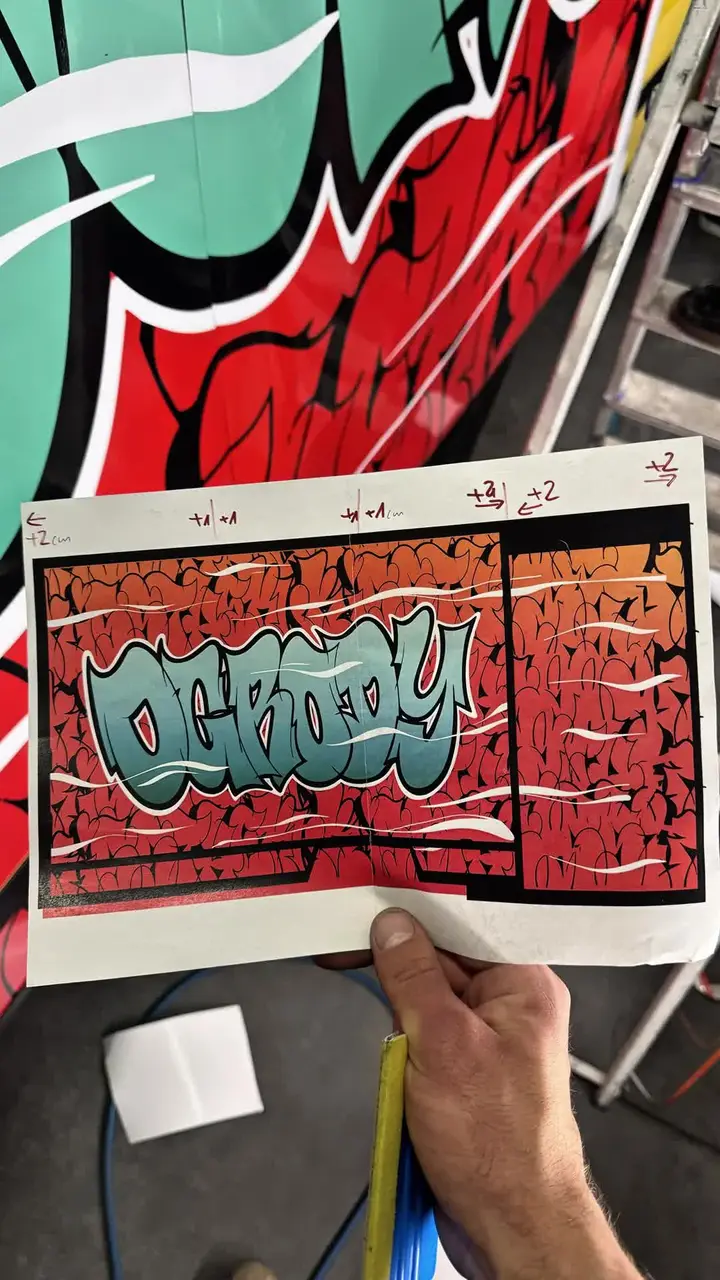 Porównywanie wydruku projektu graficznego z grafiką naklejaną na pojazd