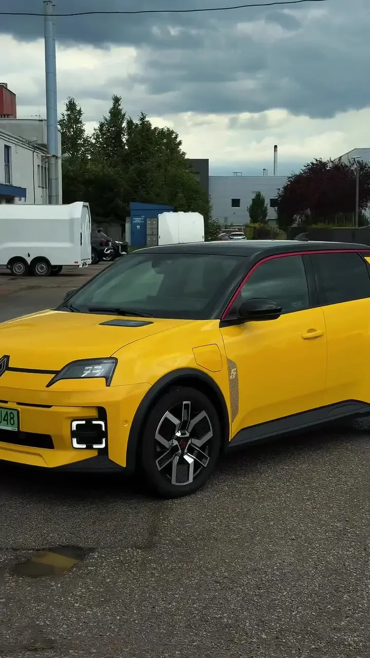 Żółty miejski hatchback z kontrastowymi akcentami na parkingu