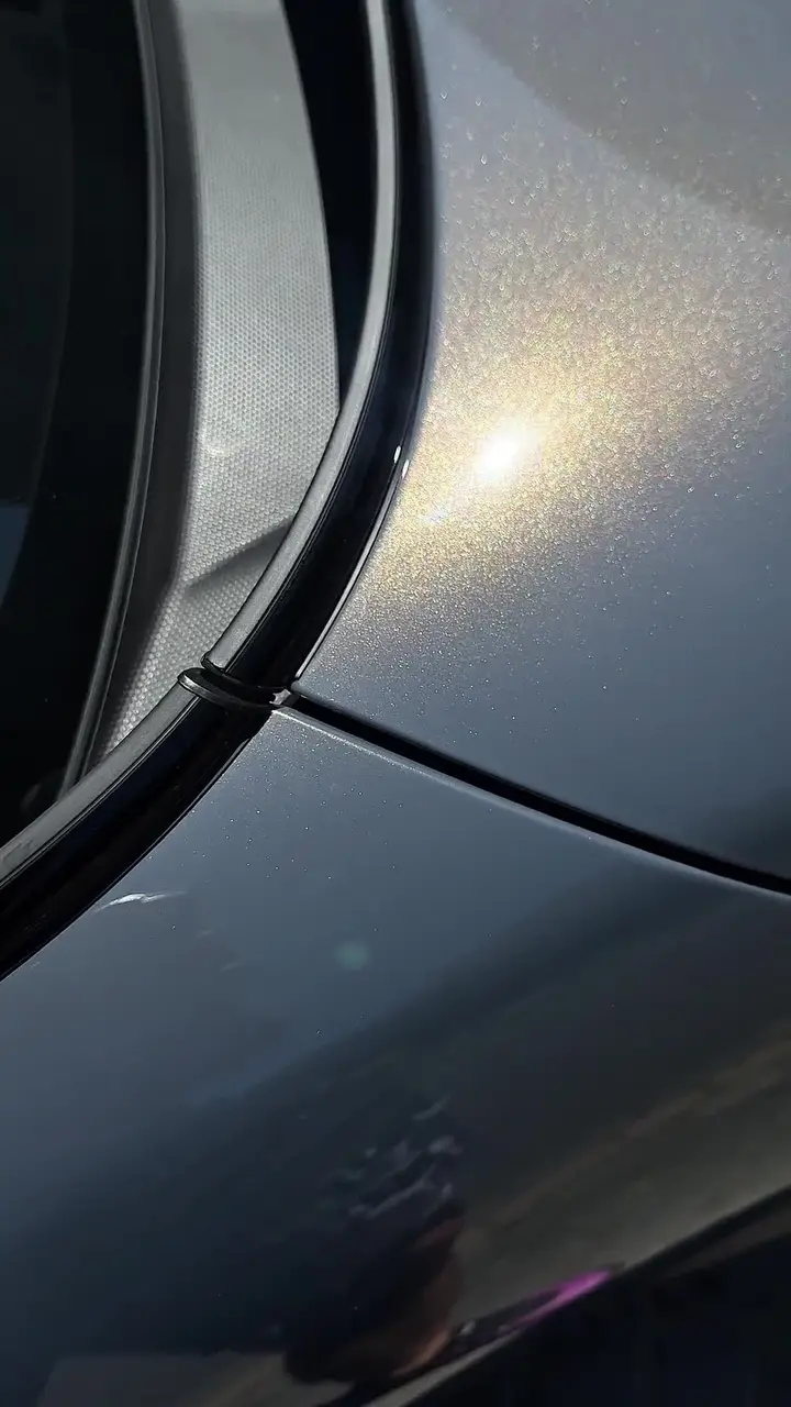 Folia ochronna PPF dociskana na mokro do maski ciemnego auta